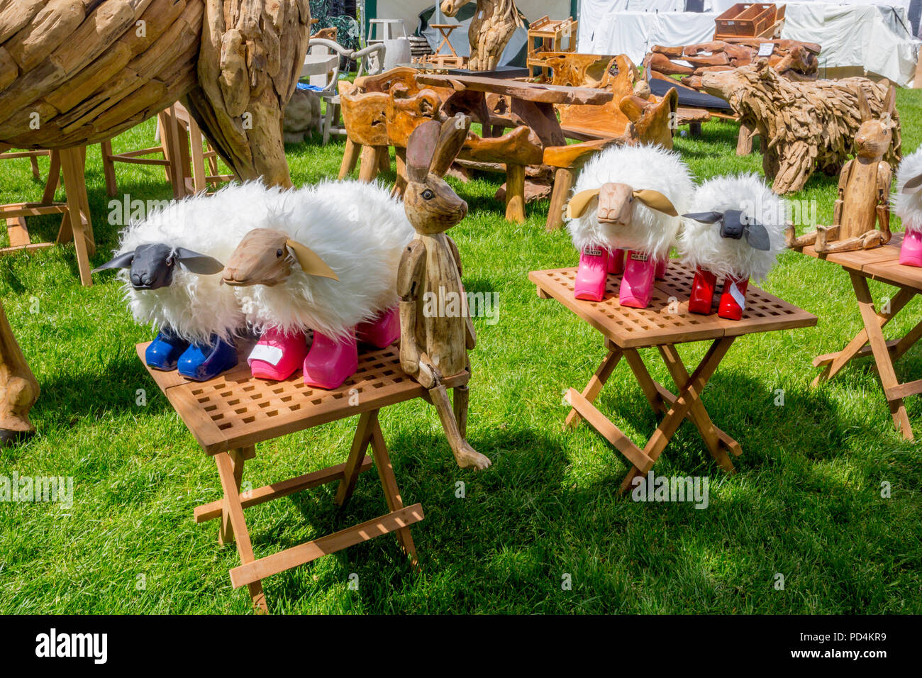 Une collection de modèles d'humour de moutons portant des bottes wellington colorés au Malvern 2018 RHS Spring Show, Worcestershire, Angleterre, RU Banque D'Images