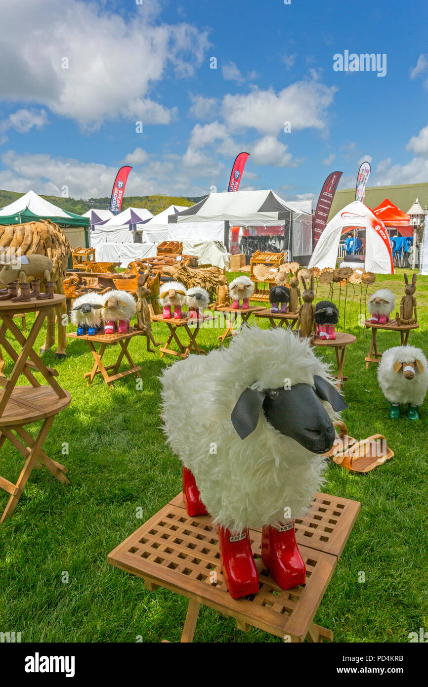 Une collection de modèles d'humour de moutons portant des bottes wellington colorés au Malvern 2018 RHS Spring Show, Worcestershire, Angleterre, RU Banque D'Images