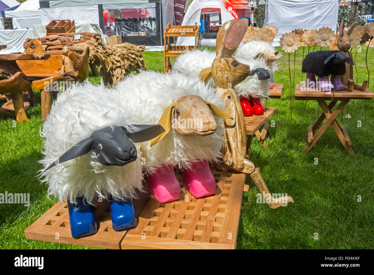 Une collection de modèles d'humour de moutons portant des bottes wellington colorés au Malvern 2018 RHS Spring Show, Worcestershire, Angleterre, RU Banque D'Images