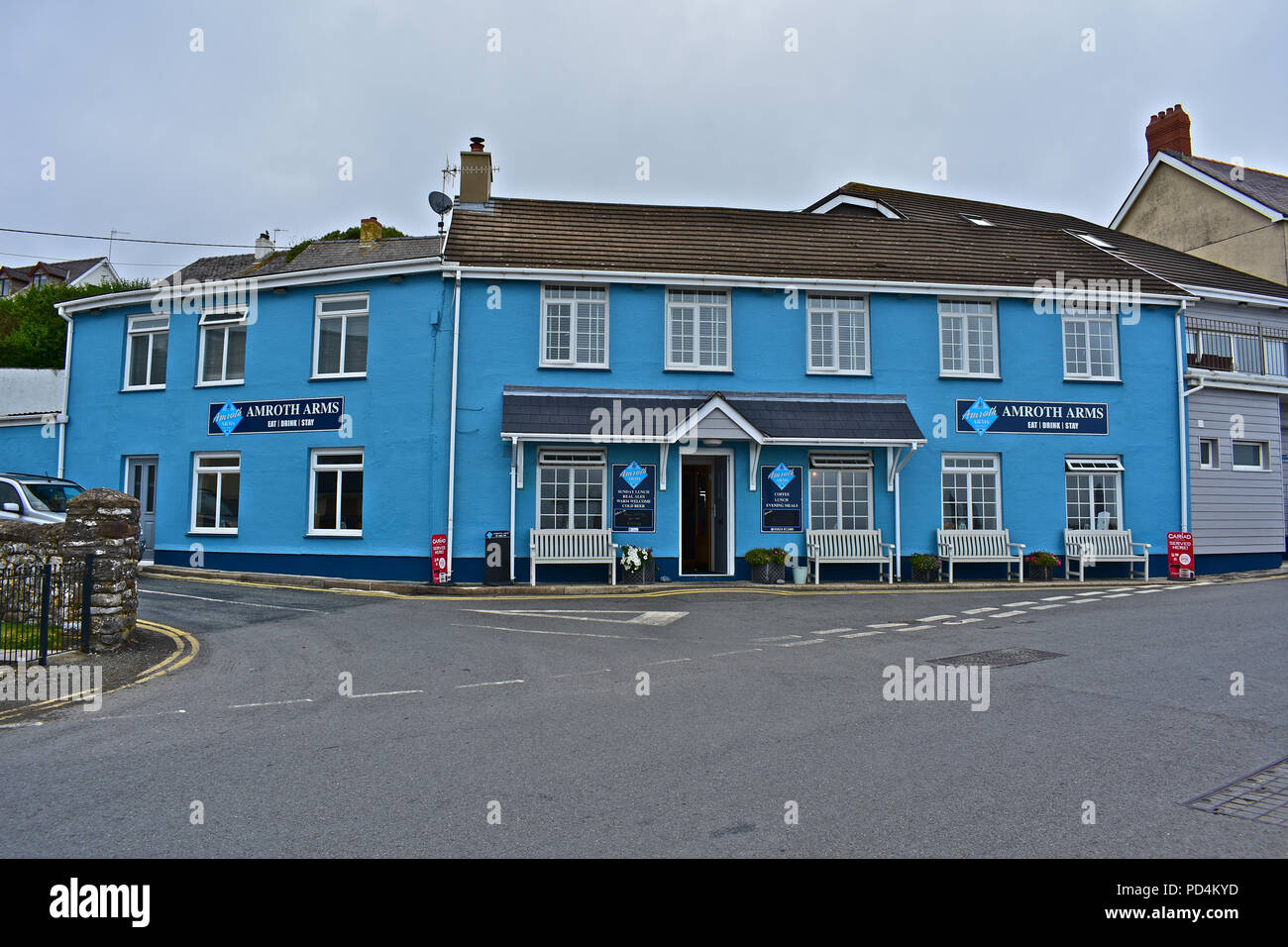 L'Amroth Arms public house surplombe la mer et est situé dans le centre de la station balnéaire de Pembrokeshire Amroth Banque D'Images