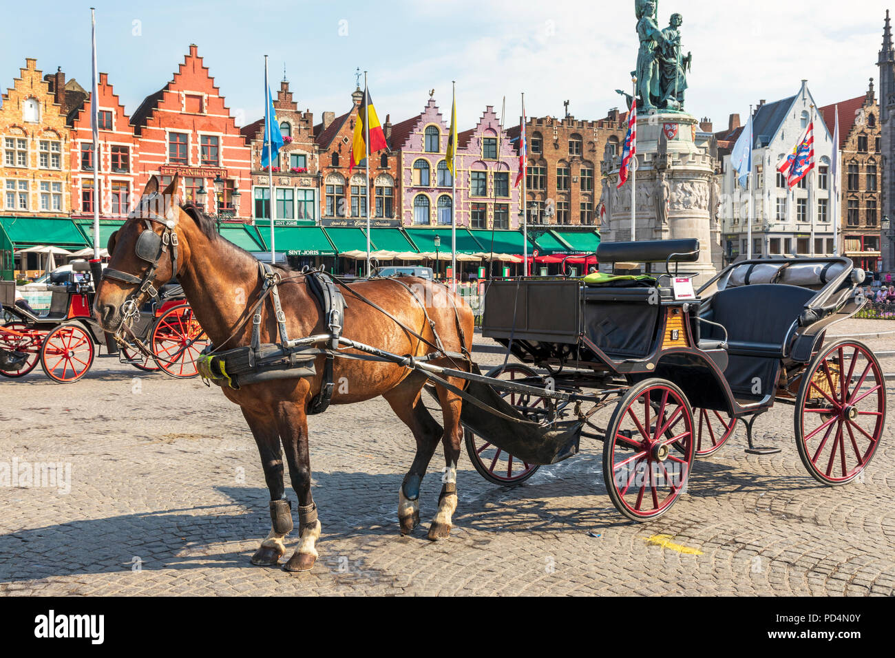 Cheval et piège utilisé pour aux touristes de faire un tour de ville, Markt, Bruges, Belgique Banque D'Images
