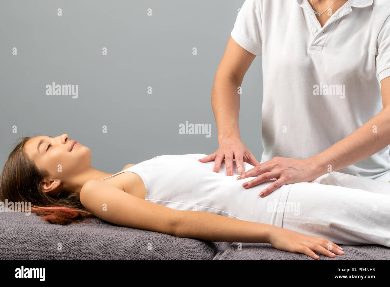 Close up of physiothérapeute faisant l'abdomen massage sur enfant. Banque D'Images