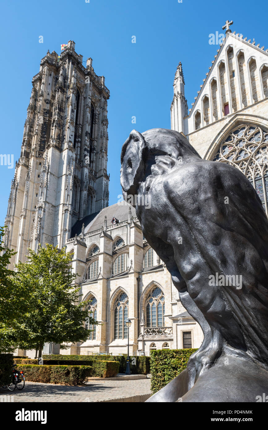 De Grote Vivisector, chouette de bronze sculpture en face de la ...