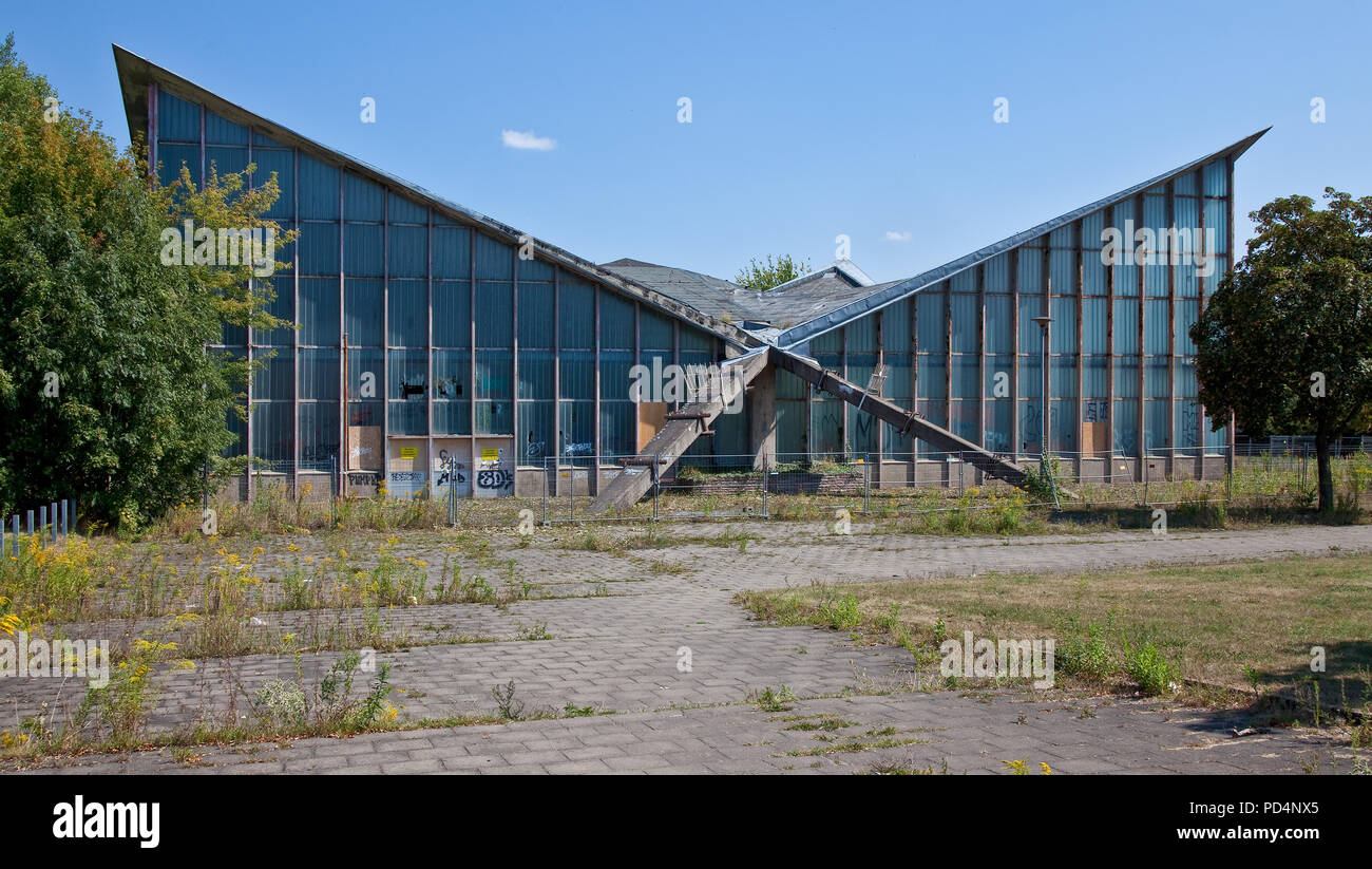 Magdeburg Rotehornpark Mehrzweckhalle HYPARSCHALE 1969 von Ulrich Müther u une stützenfreier Grundfläche errichtet Innenraum 48 x 48 m Leerstand seit 19 Banque D'Images
