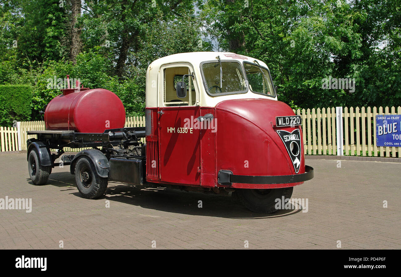 Citroën 2 CV avec remorque Banque D'Images