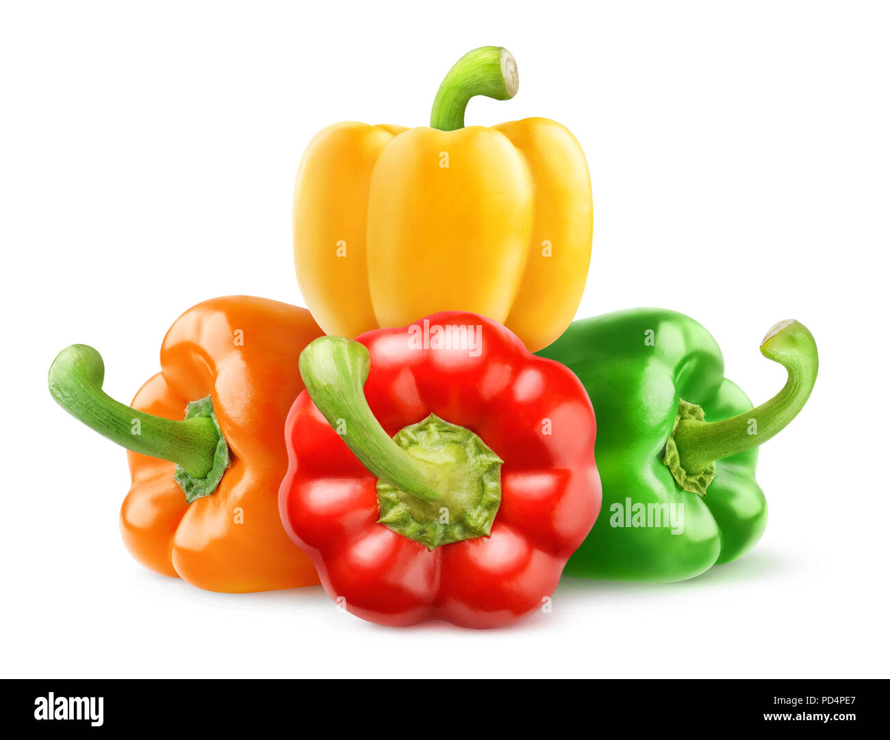 Poivrons isolés. 4 poivrons de différentes couleurs (rouge, vert, orange, jaune) dans une pile isolé sur fond blanc avec clipping path Banque D'Images