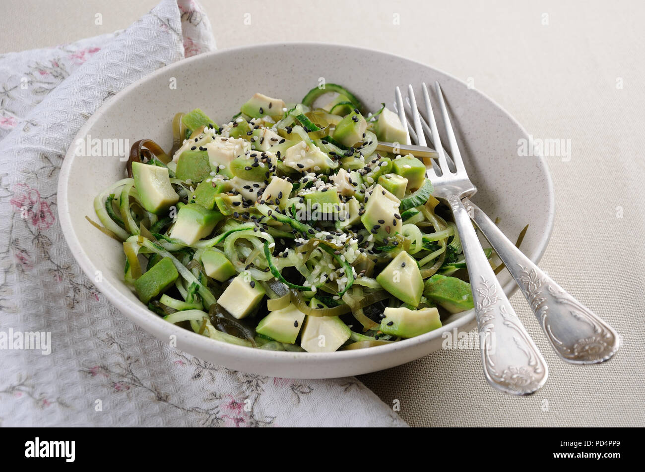 Nouilles Salade de concombres et de Laminaria, tranches d'avocat et sésame Banque D'Images