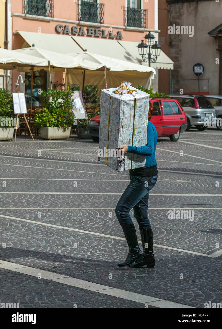 Femme apporte une grande boîte-cadeau Banque D'Images