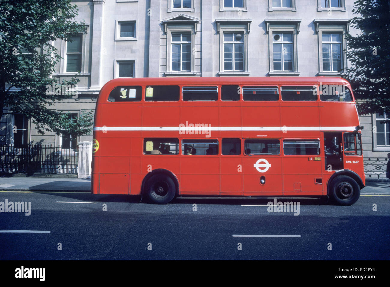 Portrait HISTORIQUE DE 1987 AEC ROUTEMASTER bus à impériale rouge (©London Transport 1956) WHITEHALL LONDON ENGLAND UK Banque D'Images