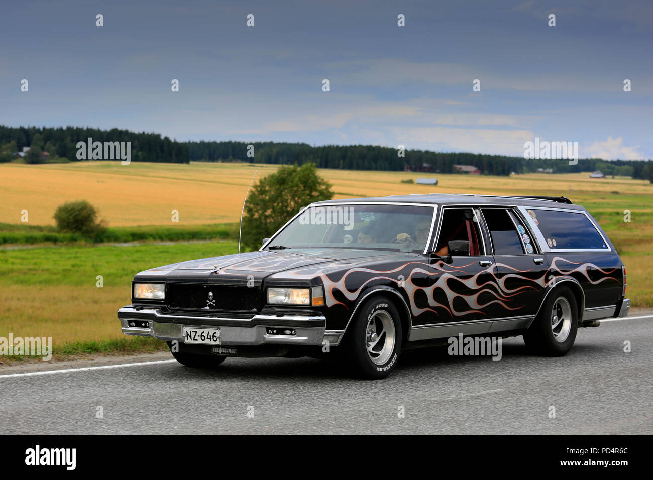 VAULAMMI, FINLANDE - le 4 août 2018 : Mise au point de voiture, funéraires corbillard, détaillé avec motif crâne sur Maisemaruise 2018 car cruise dans Tawastia Bon, Finla Banque D'Images