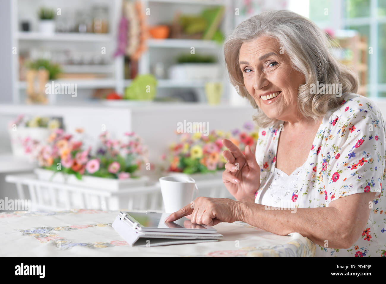 Woman using digital tablet Banque D'Images
