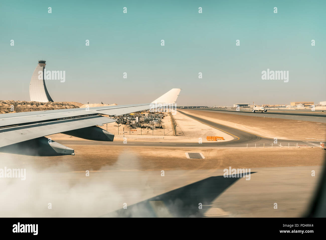 Terre - avion avion commercial rapide avec les passagers à l'atterrissage et tonne la piste de l'aéroport avec la vitesse et la poussière Banque D'Images