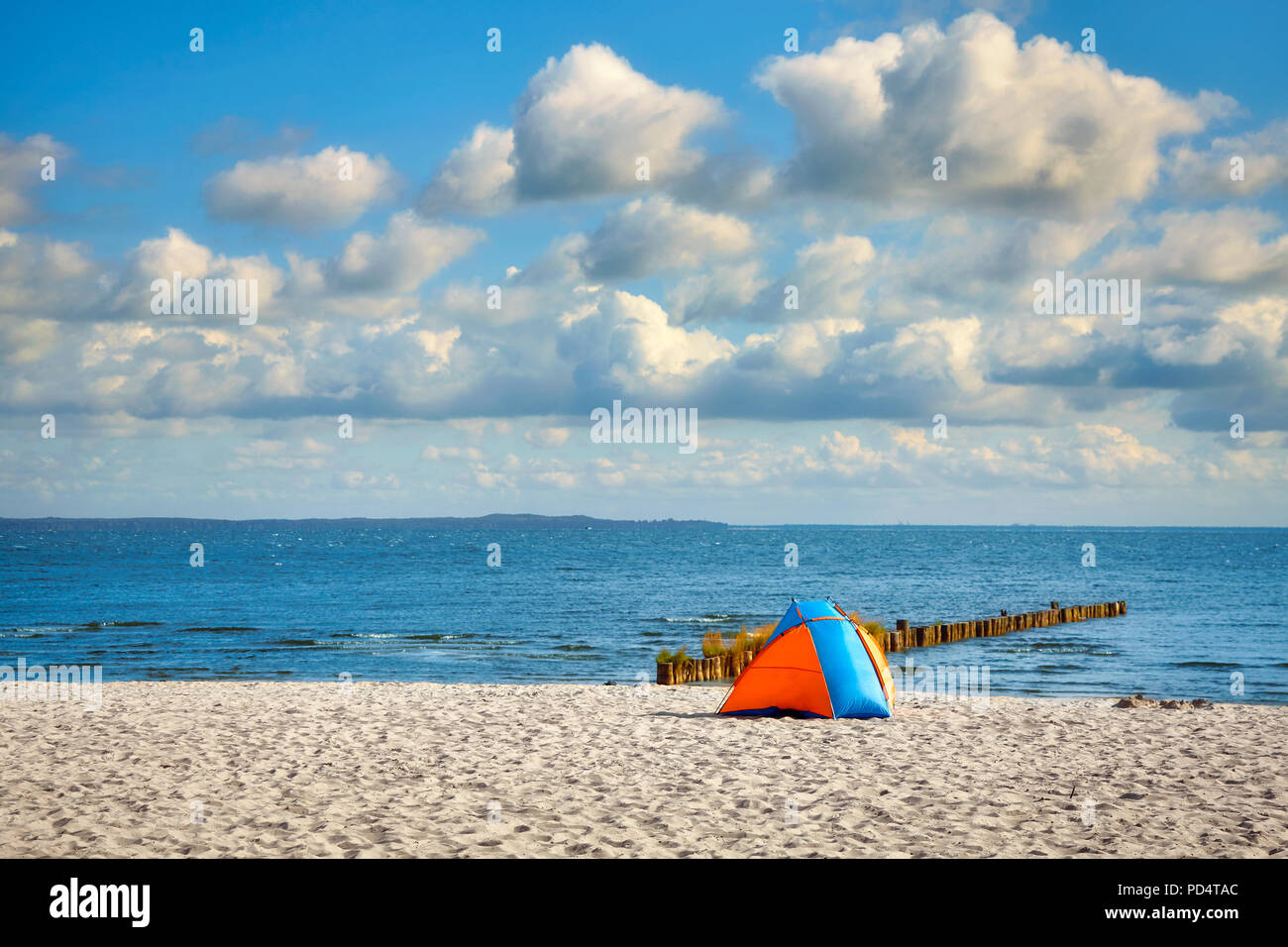 Lonely tente sur une plage le long d'une journée d'été. Banque D'Images Lonely tente sur une plage le long d'une journée d'été. Banque D'Images