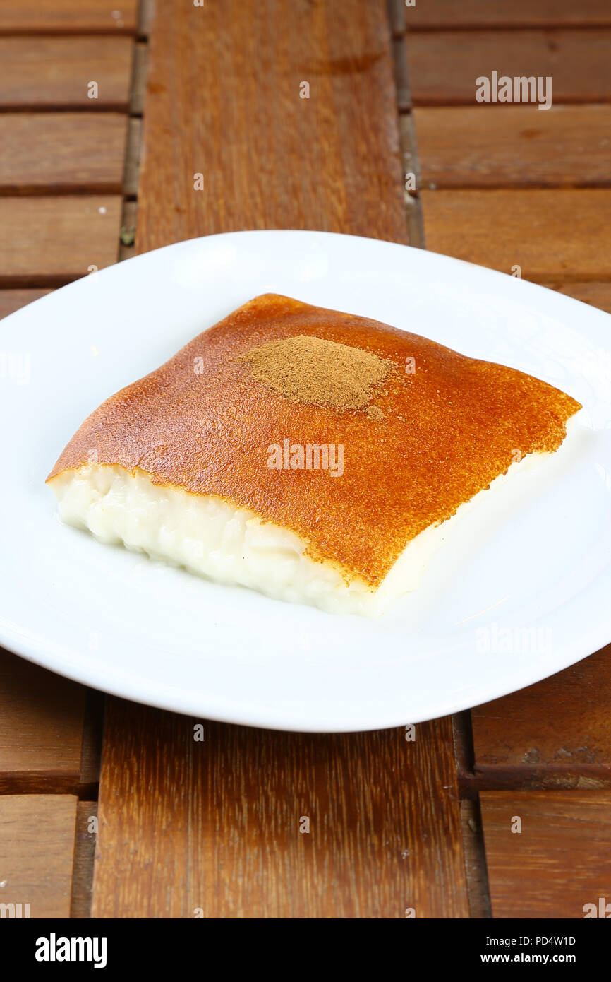 Dessert turc Kazandibi pudding au lait Photo Stock - Alamy