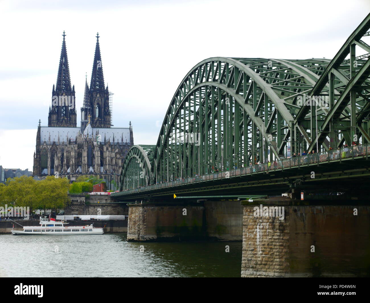 La cathédrale de Cologne et de pont Hohenzollern (Lovelock Bridge), Cologne, Allemagne Banque D'Images