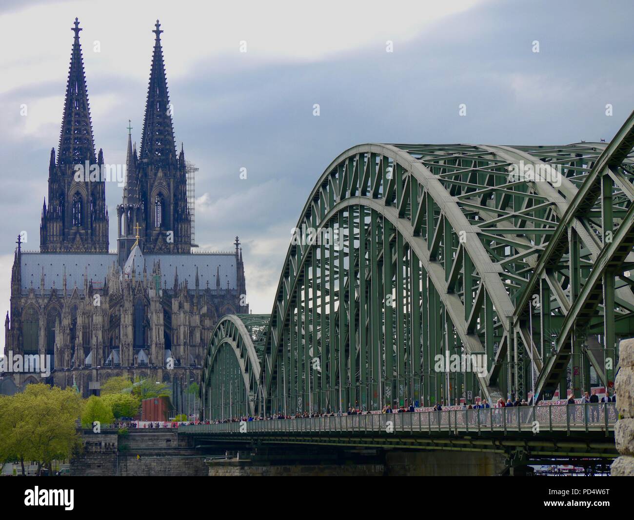 La cathédrale de Cologne et de pont Hohenzollern (Lovelock Bridge), Cologne, Allemagne Banque D'Images