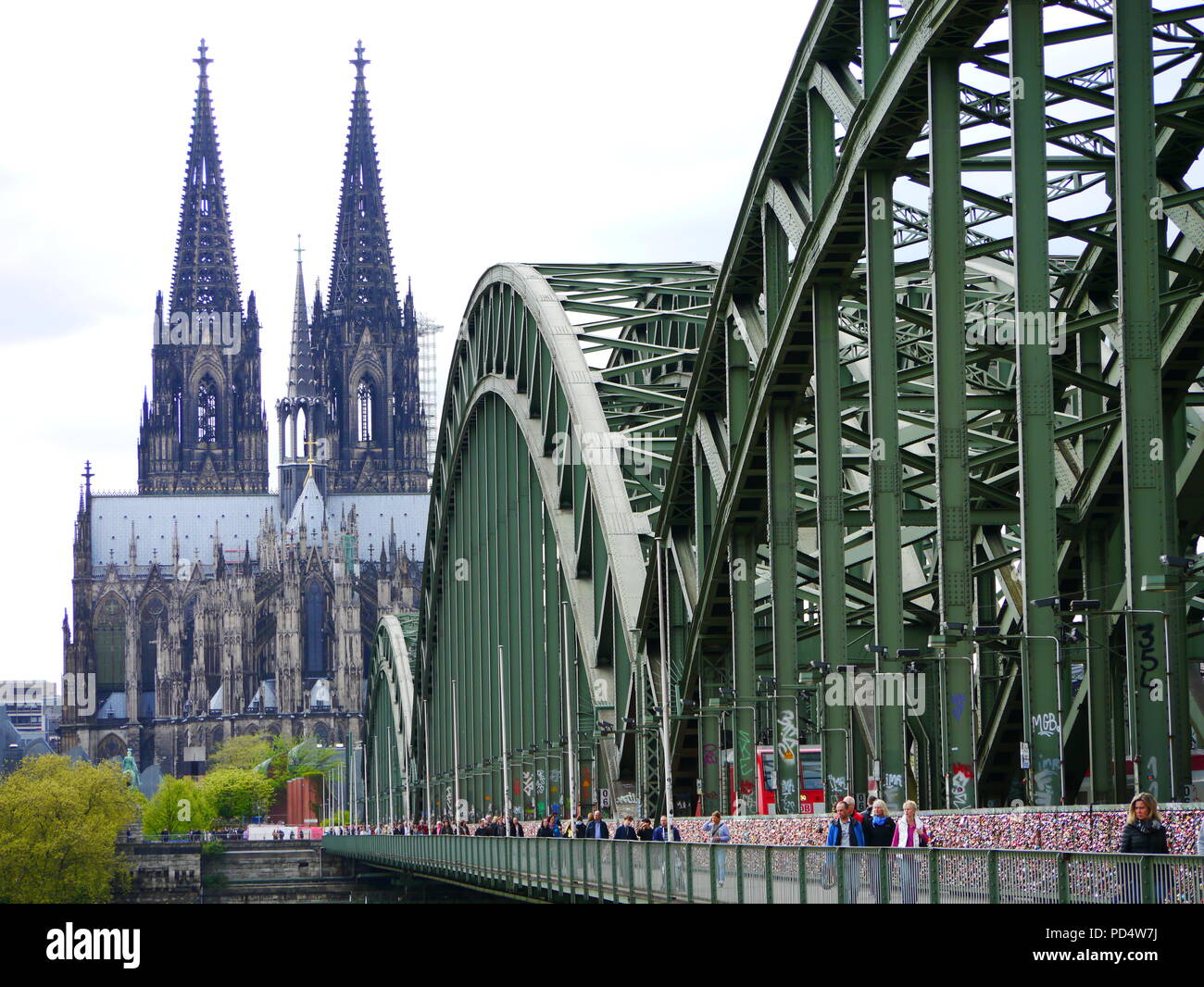 La cathédrale de Cologne et de pont Hohenzollern (Lovelock Bridge), Cologne, Allemagne Banque D'Images