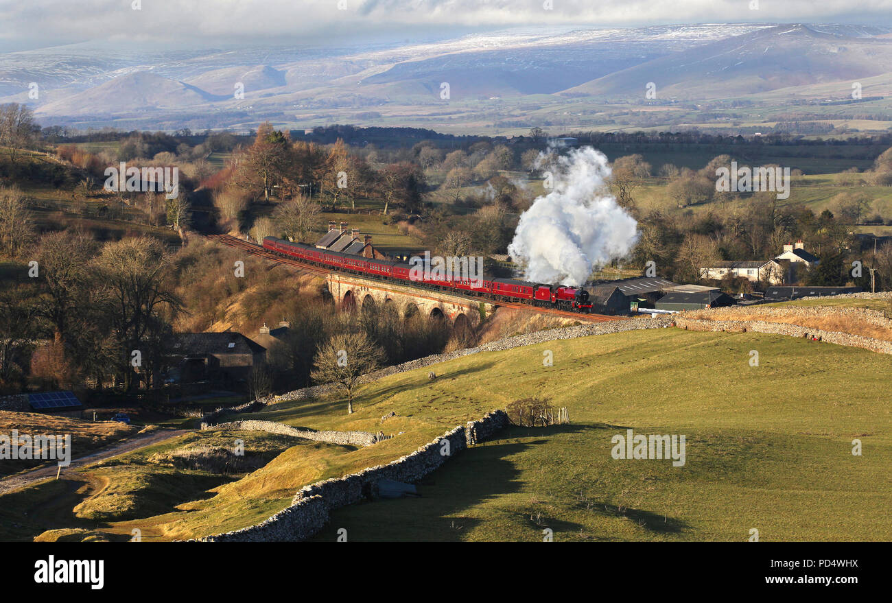 45699 chefs passé Crosby Garrett sur 17.2.18 L'hiver avec une montagne de Cumbrie Express. Banque D'Images