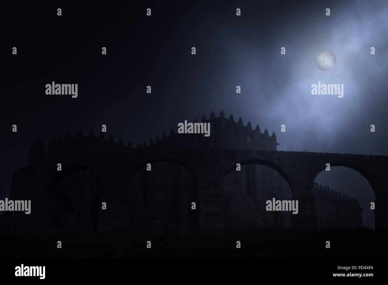 Pleine lune s'élève au-dessus d'une abbaye médiévale dans une nuit brumeuse Banque D'Images