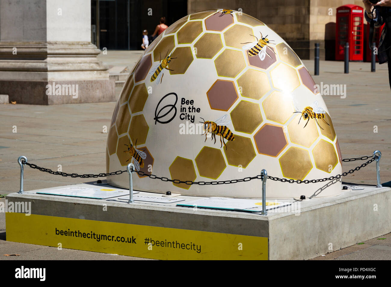 Buzzi - Lizzie Rose Chapman. Abeille dans la ville, l'événement d'art public dans la ville de Manchester. Plus de 100 abeilles sur une piste de plaisir en famille. Banque D'Images