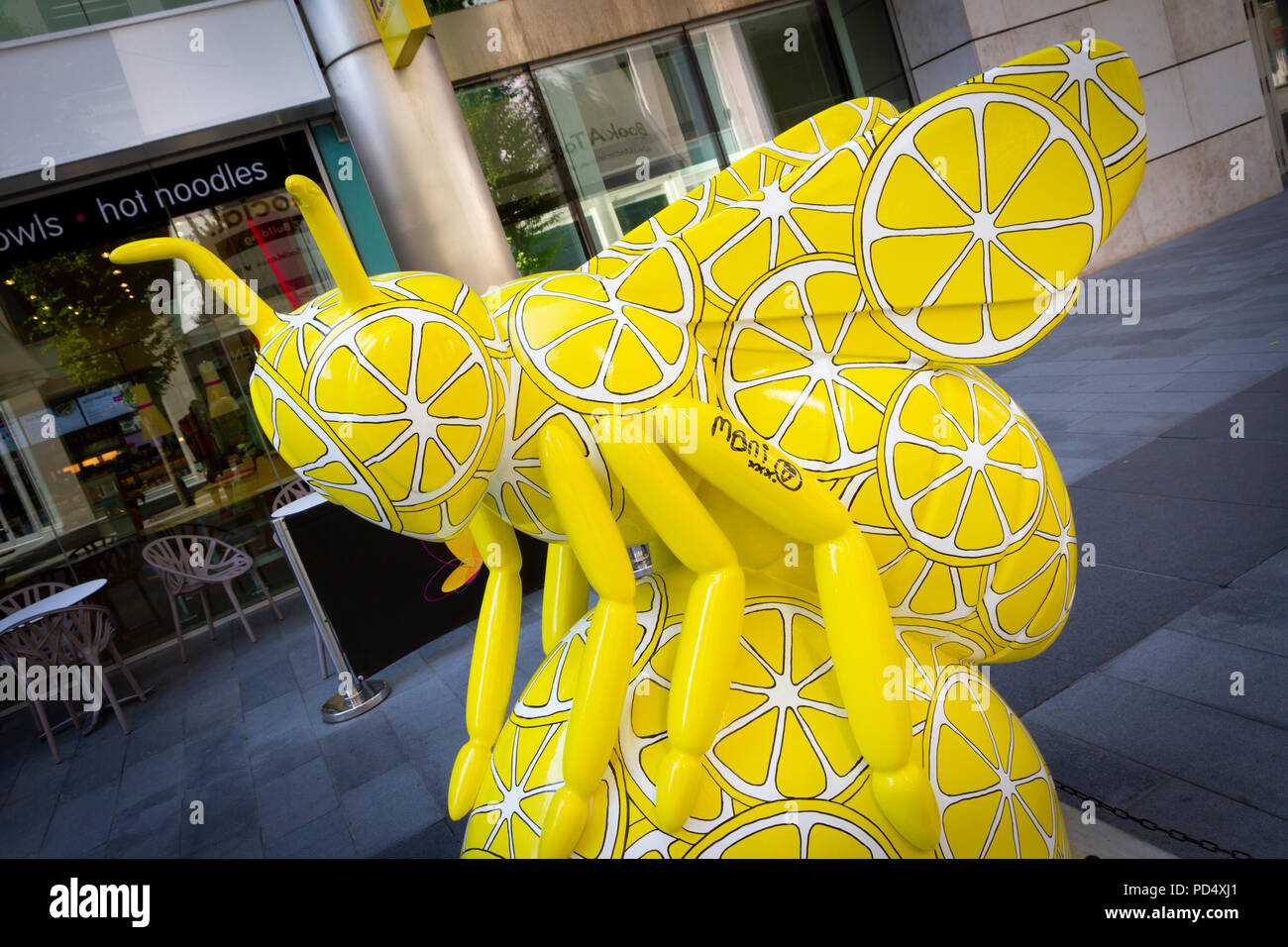 I Wanna Bee adorée - Lesley Hamilton. Abeille dans la ville, l'événement d'art public dans la ville de Manchester. Plus de 100 abeilles sur une piste de plaisir en famille. Banque D'Images