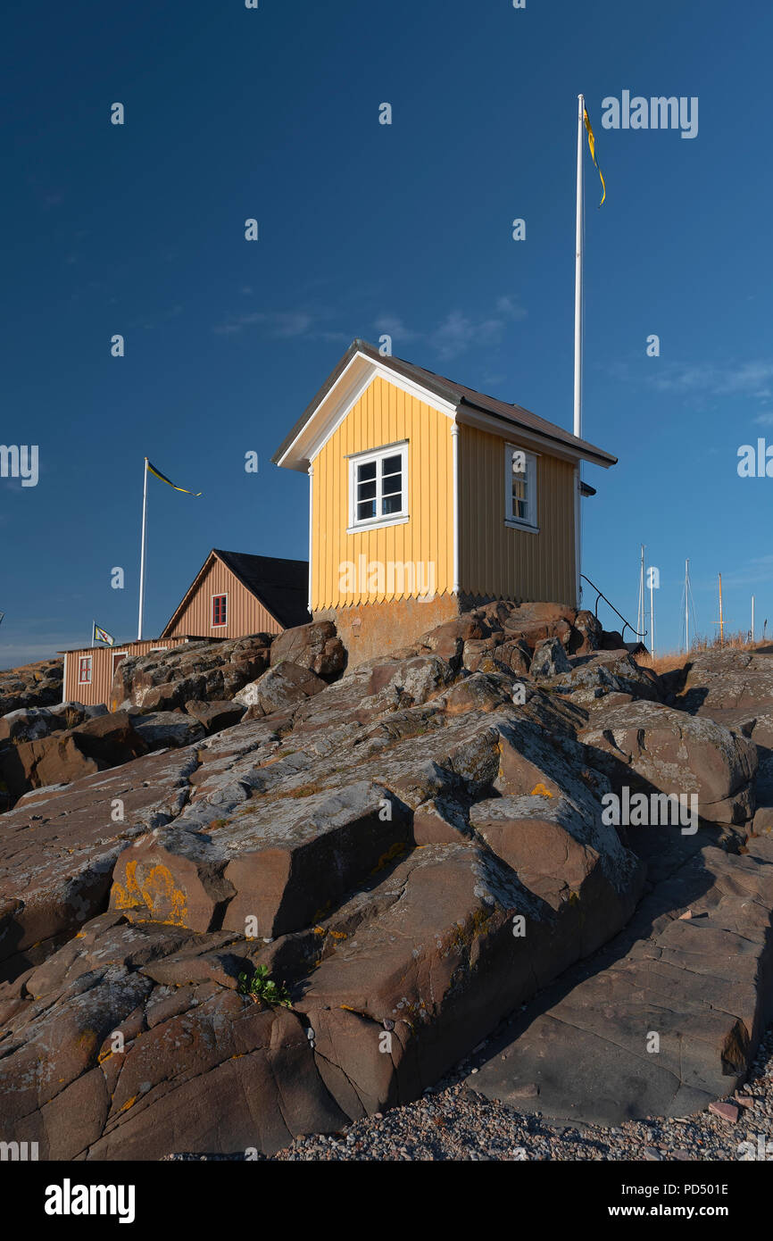 Une image de la fameuse petite cabane jaune à Torekov sur la côte suédoise. Banque D'Images