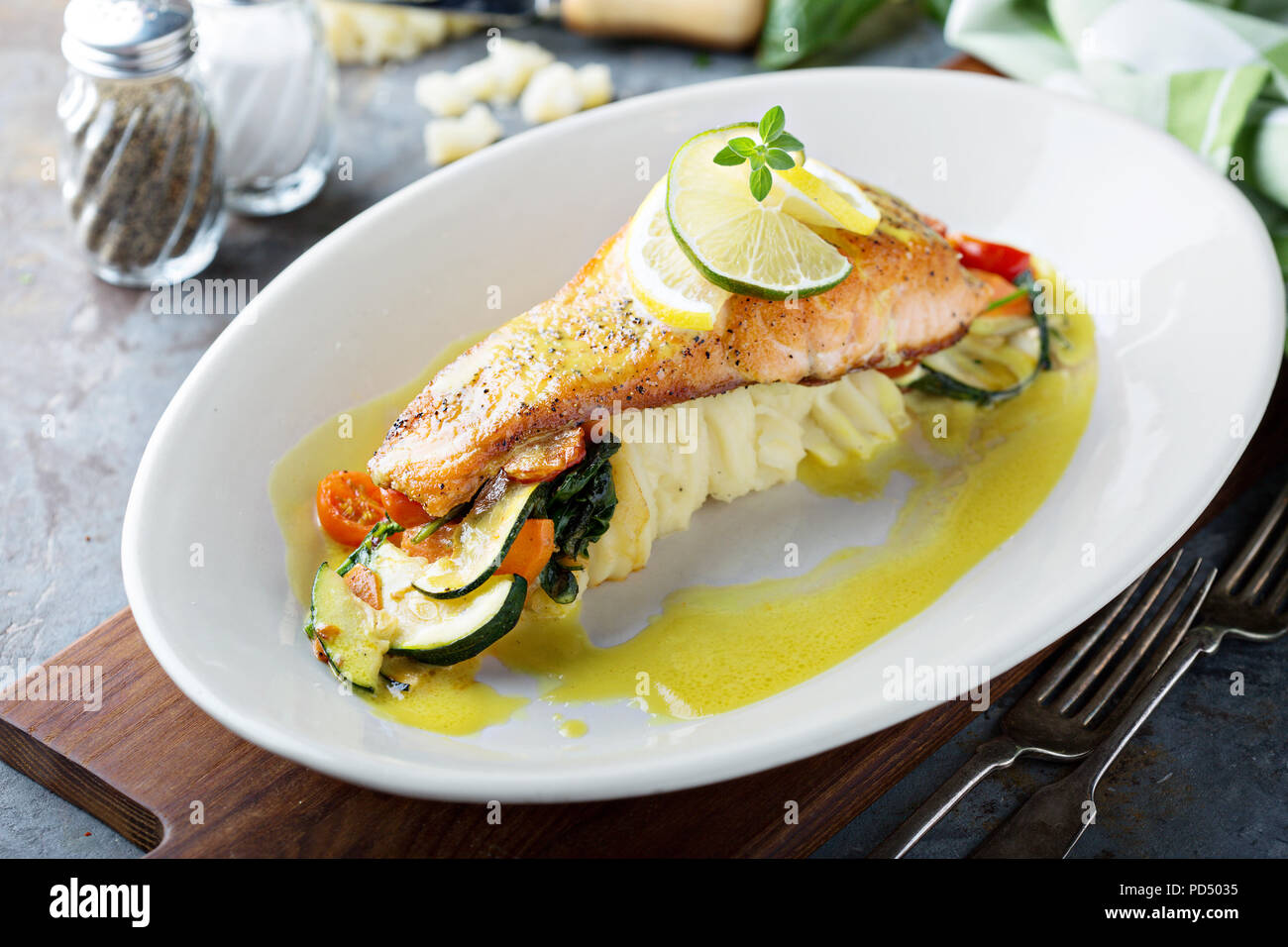 Saumon rôti avec des légumes et de la purée de pomme de terre Banque D'Images