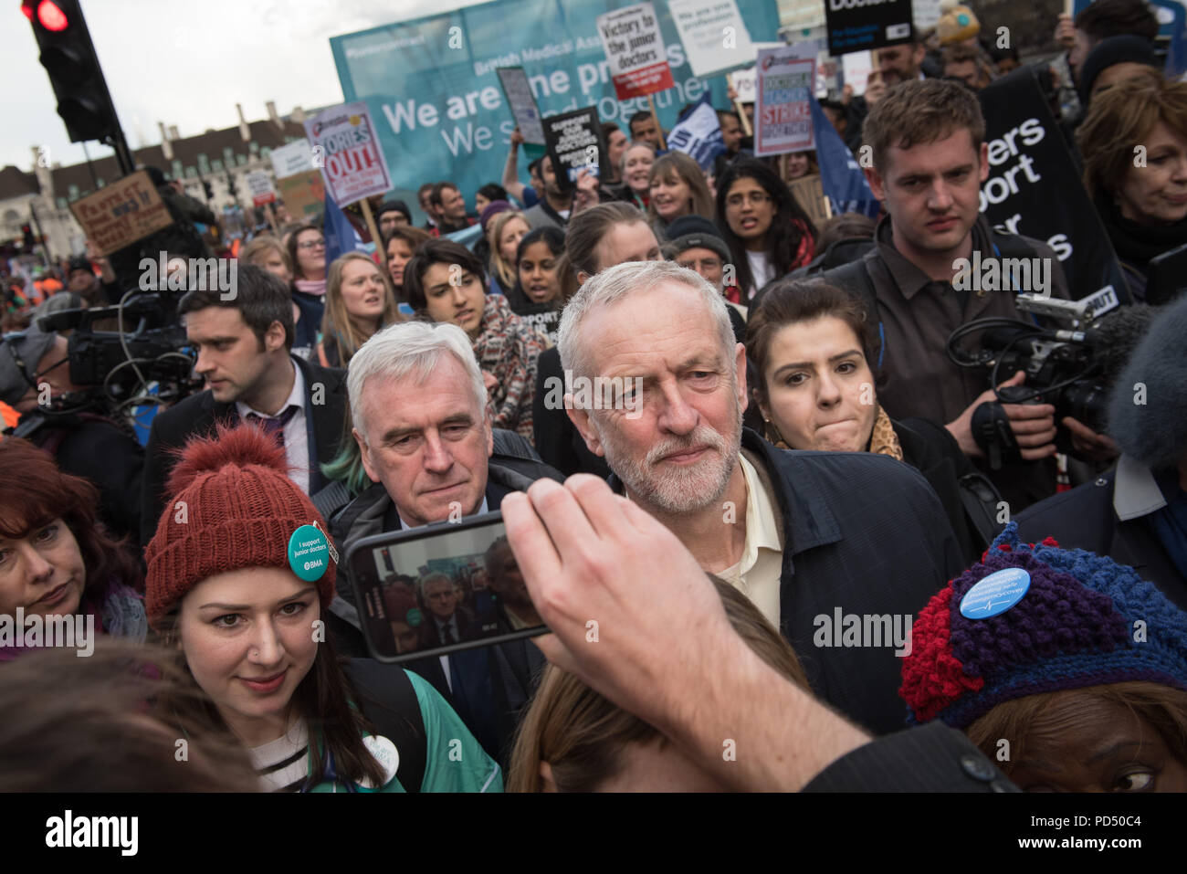 Le pont de Westminster, Londres, Royaume-Uni. 26 avril 2016. Jeremy Corbyn et John McDonnell rejoignez des centaines de jeunes médecins en grève de St Thomas mars's hosp Banque D'Images