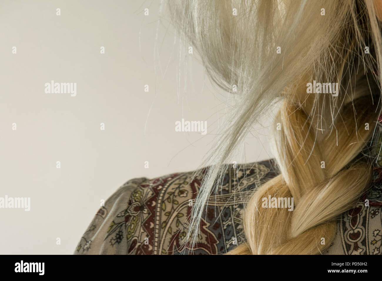 Concept de coiffure élégante. Close-up of a blond woman par tresse de cheveux. Tous les jours élégant hairstyle Banque D'Images