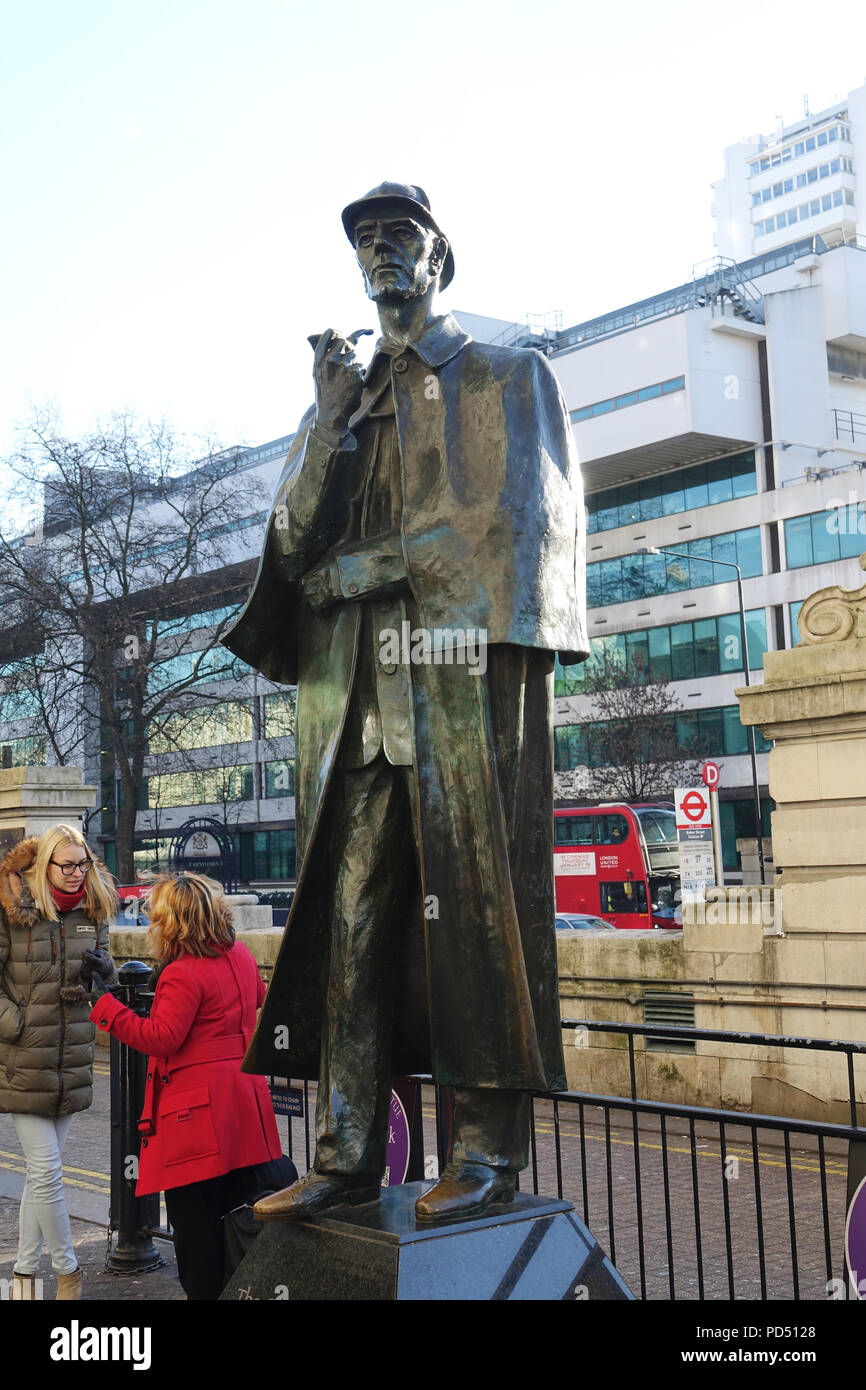 LONDON-ANGLETERRE-JAN 21, 2017:la statue de Sherlock Holmes à Londres, sculptée par John Doubleday, indique le site de la mission du détective fictif Banque D'Images