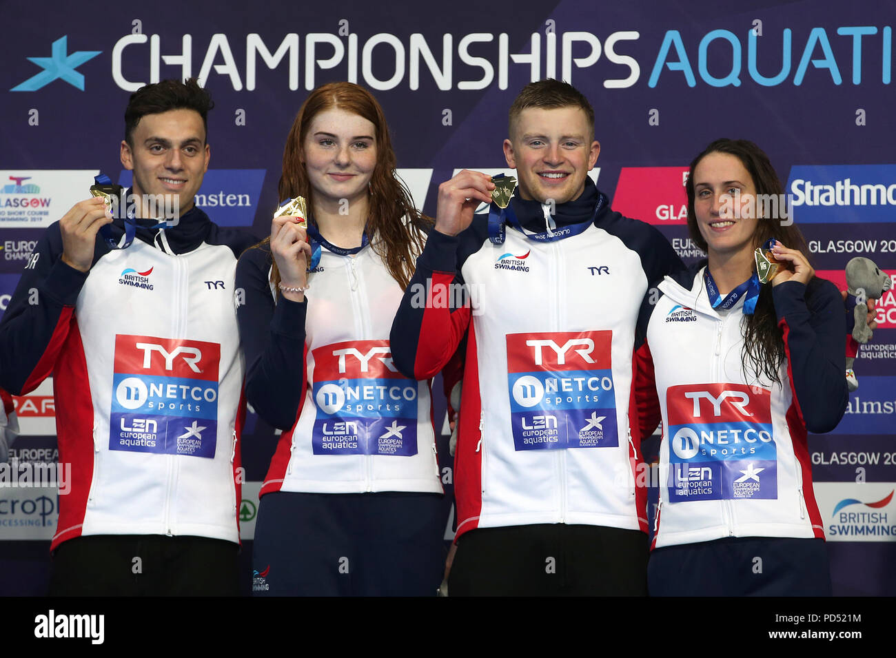 La société britannique James Guy, Freya Anderson, Adam tourbée et de la Géorgie dans l'or célébrer Davies 4x100m relais quatre nages mixte au cours de la cinquième journée de l'Europe 2018 au Centre International de Natation Tollcross, Glasgow. Banque D'Images