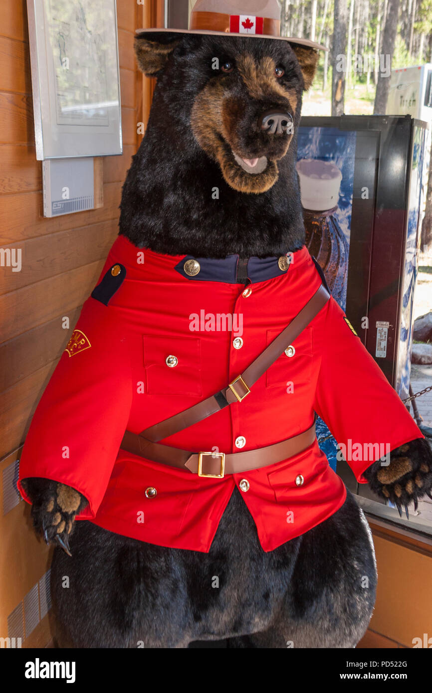 La Police montée royale canadienne, ours en peluche - favoriser les pratiques de randonnée et camping au Lac Maligne - dans le parc national Jasper en Alberta, Canada. Banque D'Images