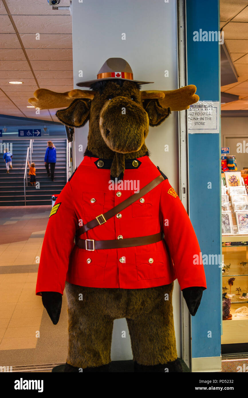 La police montée canadienne uniforme sur un ours en peluche dans le centre touristique de mannequin pour le Glacier Athabasca, sur la promenade des Glaciers en Alberta, Canada. Banque D'Images