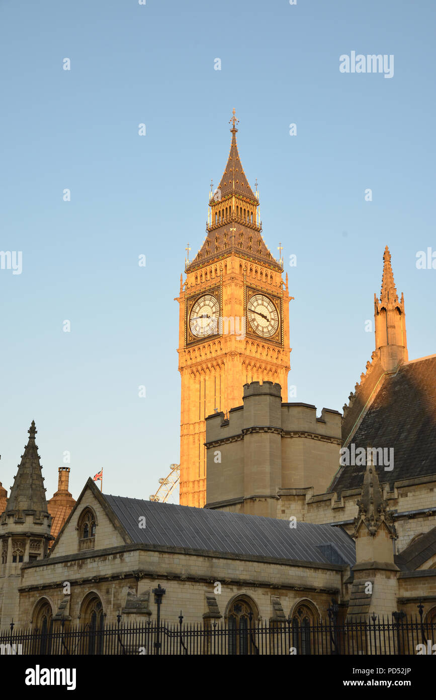 LONDON-ENGLND-JAN 21, 2017 : Palais de Westminster, le côté sud sur Ablingdon St, Angleterre Westminster et la tour de l'horloge. Banque D'Images