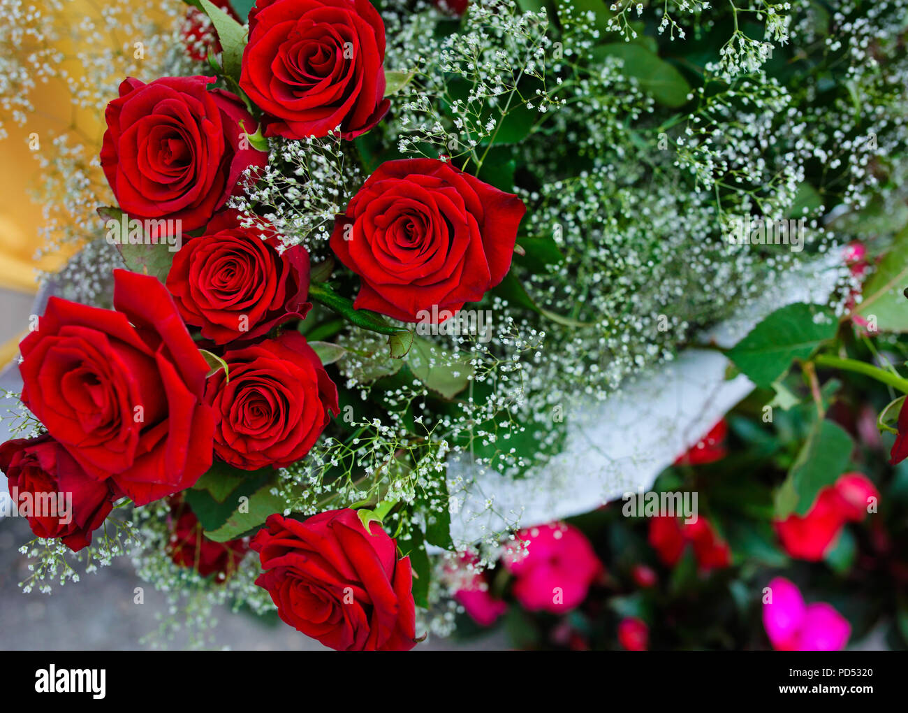 Bouquet de roses rouges sur fond noir. Vue d'en haut. Banque D'Images
