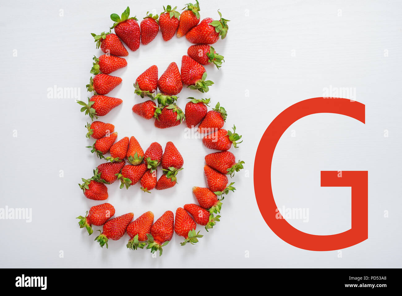 5g emblème composé de fraises fraîches. Banque D'Images