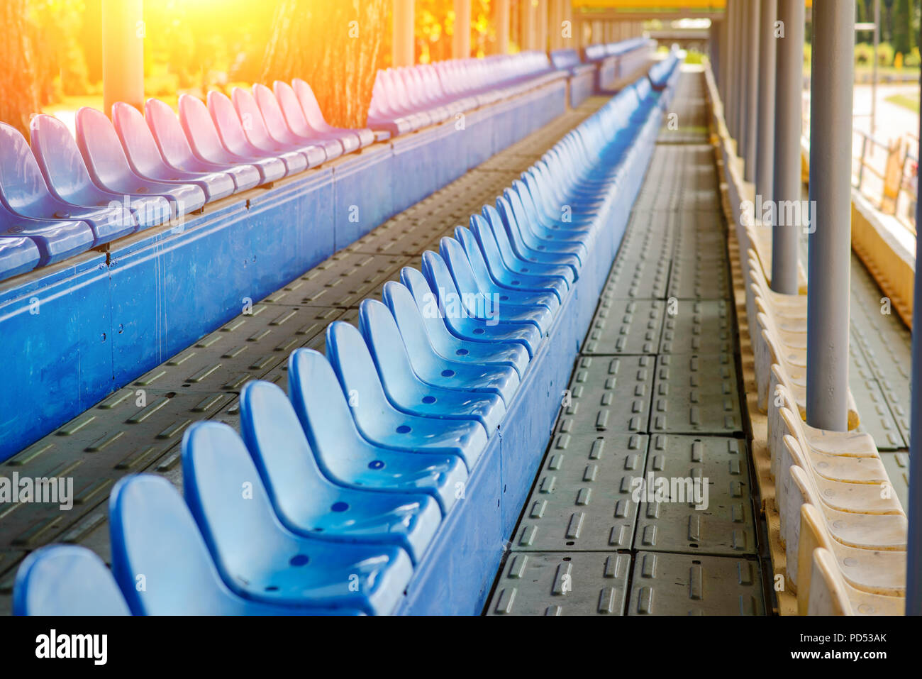 Des chaises en plastique vides dans les gradins du stade. Banque D'Images
