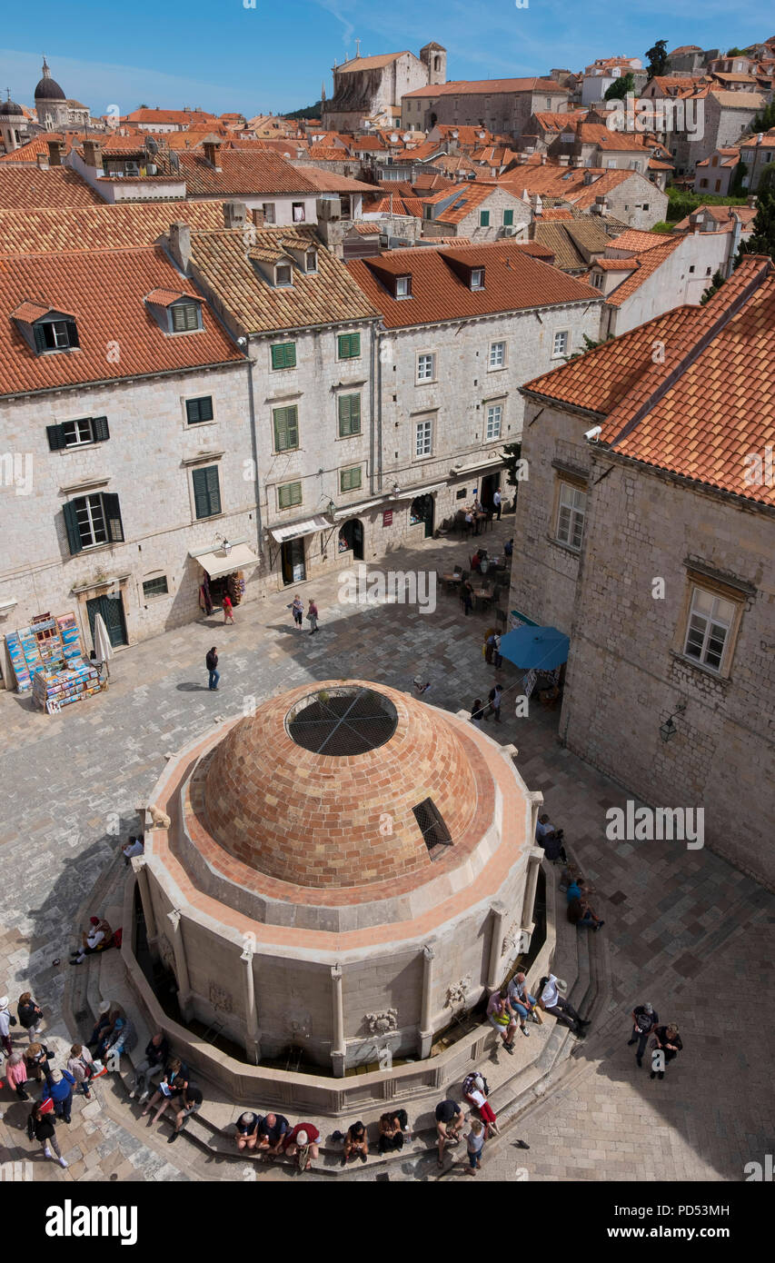 Grande Fontaine d'Onofrio , un lieu de rencontre populaire sur le Stradun, Dubrovnik, Croatie, Europe Banque D'Images