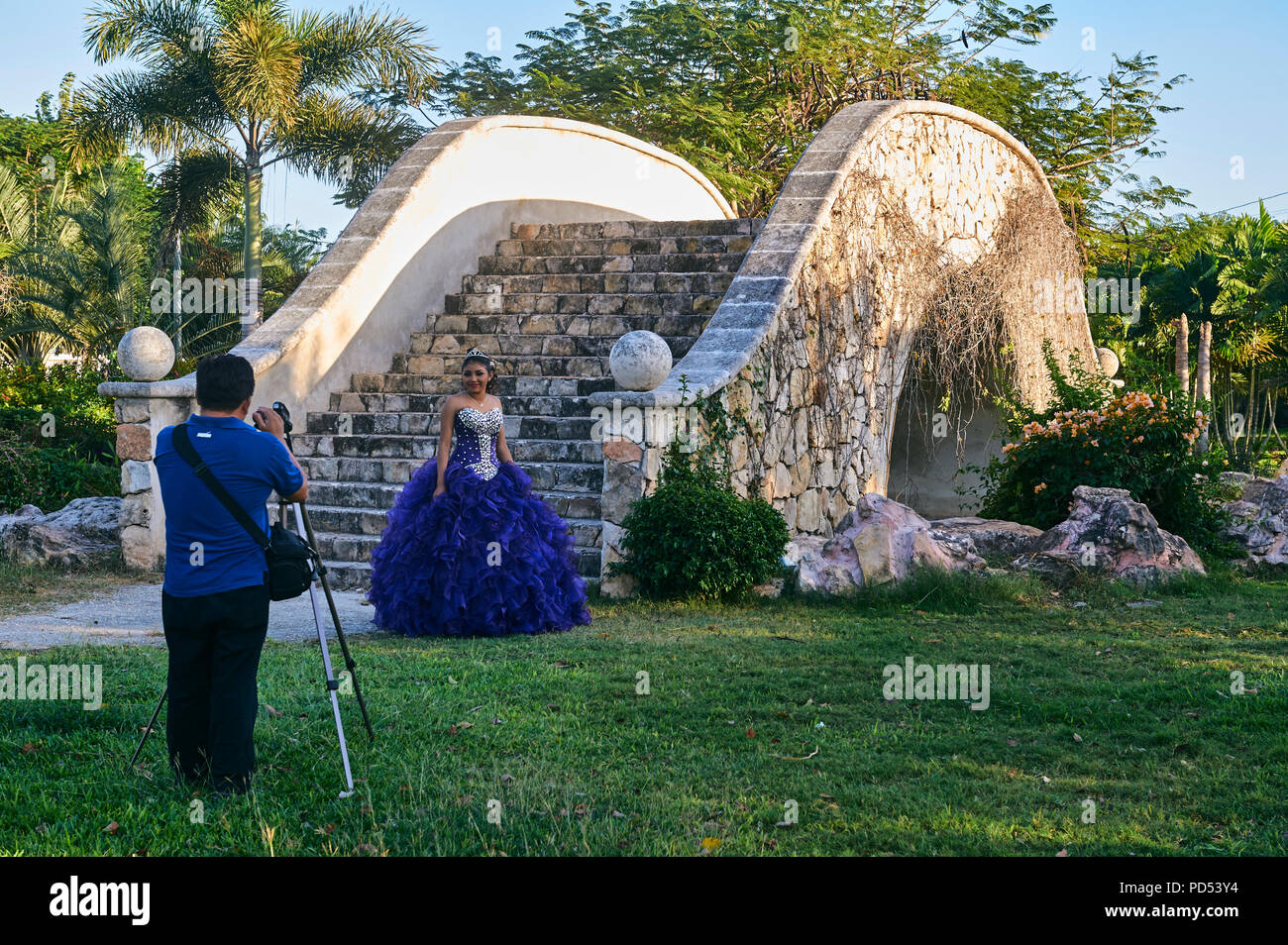 MERIDA, YUC/MEXIQUE - DEC 12, 2017 : un vidéaste travaillant sur un "Quinceañera" (15 ans) adolescentes session, à un parc public Banque D'Images