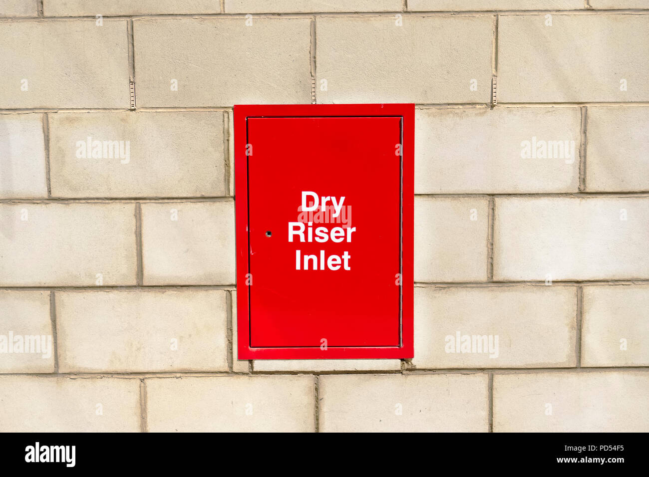 Boîte d'entrée de montage à sec sur mur de brique rouge pour le service des incendies d'urgence pour la connexion de l'eau brigade flexible moteur au shopping mall retail park Banque D'Images
