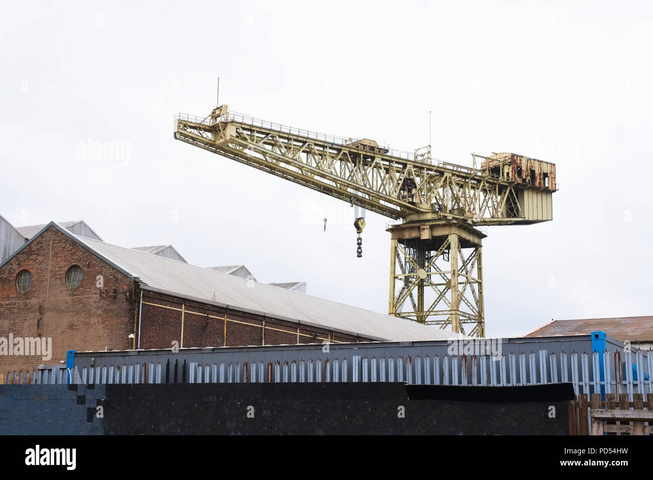 Grue en porte-à-faux de la construction navale Clyde à construire des bateaux Quais navires Port chantier Greenock Glasgow HARBOUR HARBOUR locomotives traditionnelles de l'industrie Banque D'Images