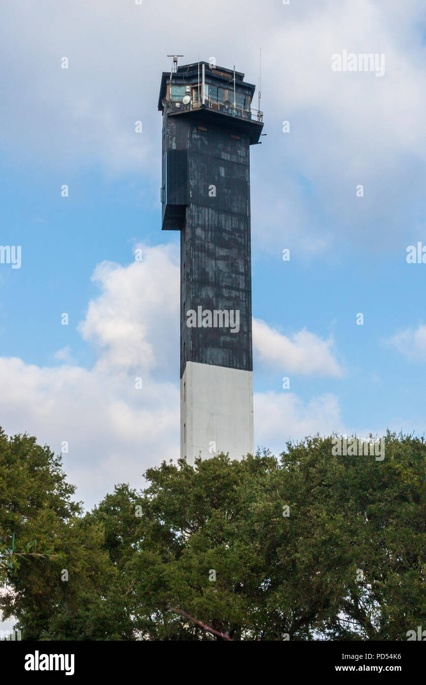 Le monolithique moderne Sullivan's Island Lighthouse, le dernier grand phare construit par le gouvernement fédéral, ressemble à une tour de contrôle du trafic aérien. Banque D'Images