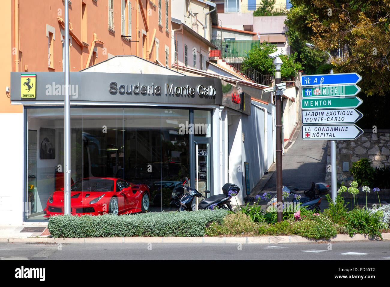 Le fonctionnaire autorisé concessionnaire Ferrari Scuderia sur Monte Carlo 5 Avenue Princesse Grace, Monaco avec un rouge Ferrari 488 dans la fenêtre principale du shop Banque D'Images