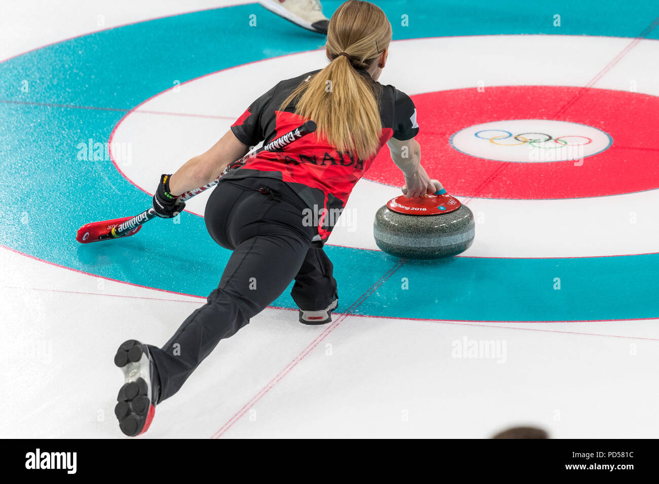 Kaitlyn Lawes (CAN) qui se font concurrence dans le double mixte, round robin de curling aux Jeux Olympiques d'hiver de PyeongChang 2018 Banque D'Images