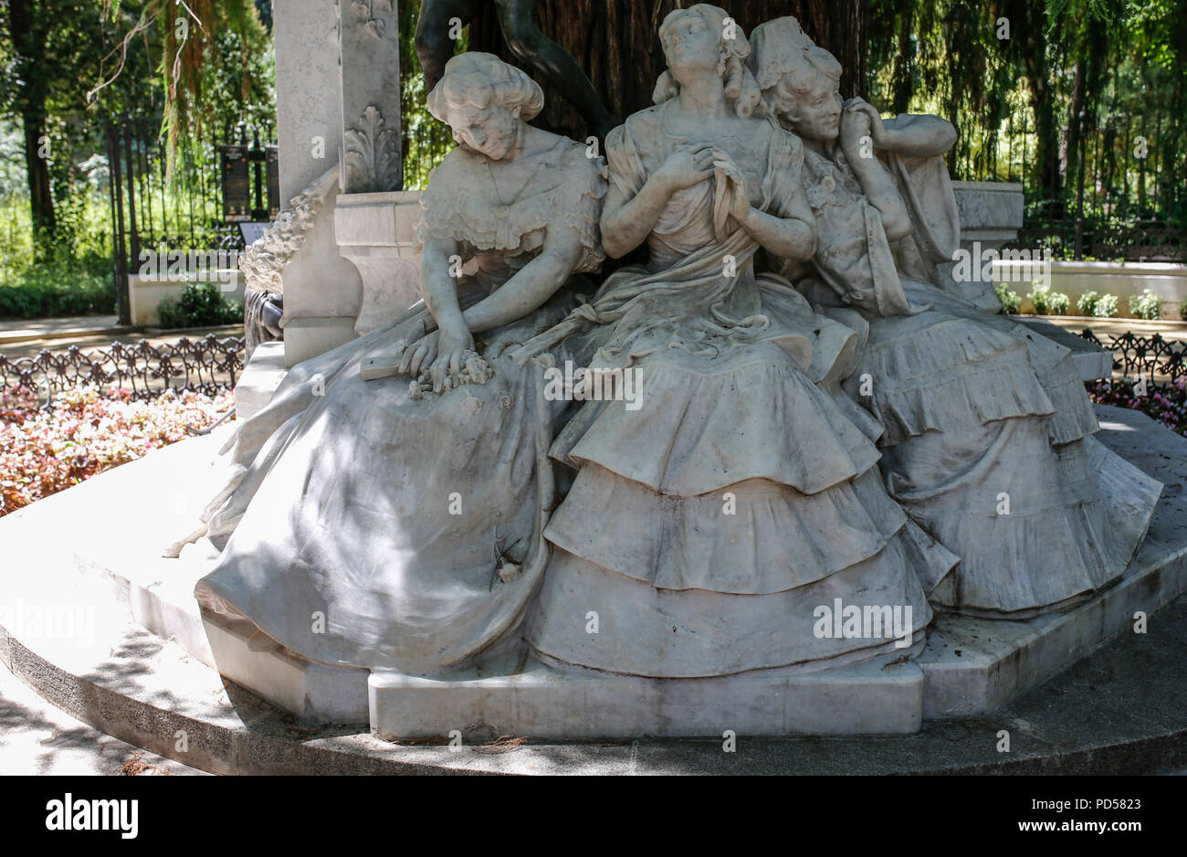 Séville, Espagne - 7 juillet 2018 : Groupe Sculptorical Becquer Poète à Séville le parc Maria Luisa, l'Espagne. Sculpté par le sculpteur Bechini Banque D'Images