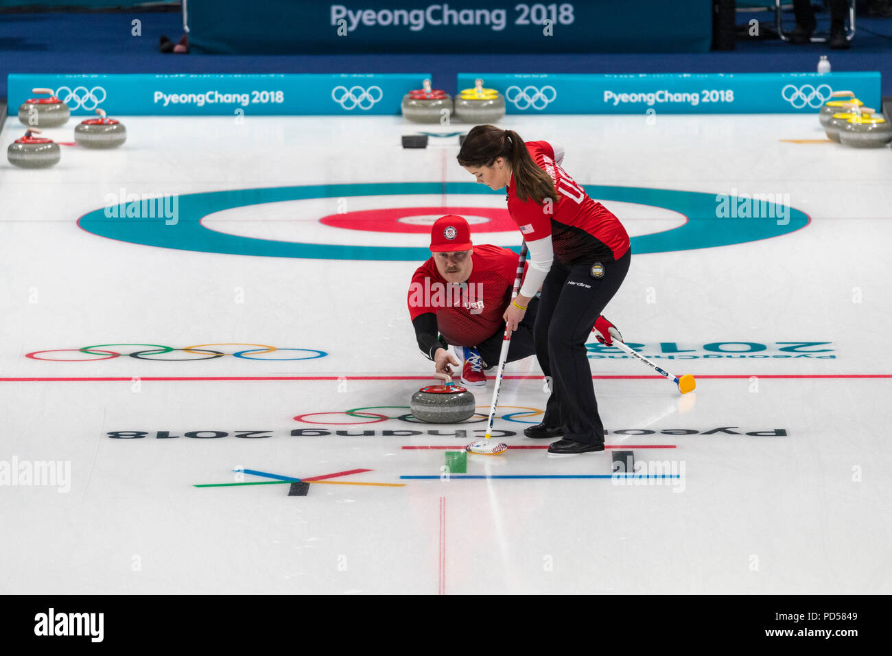 Rebecca et Matt Hamilton (USA) qui se font concurrence dans le double mixte, round robin de curling aux Jeux Olympiques d'hiver de PyeongChang 2018 Banque D'Images