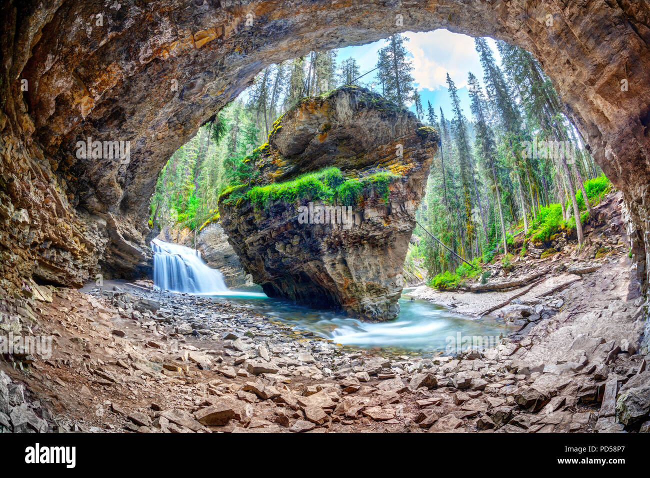 Une longue exposition de cascade et la roche calcaire à une cachette secrète dans la région de Johnston Canyon au parc national Banff. La forêt luxuriante est un spot de randonnée populaires Banque D'Images