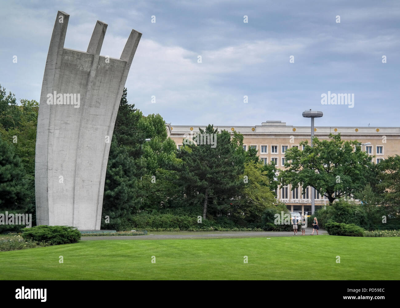 Sculpture commémorative en béton du Pont aérien de Berlin à la Platz der Luftbrücke, appelée « Hungerharke », aéroport de Tempelhof, Berlin, Allemagne Banque D'Images
