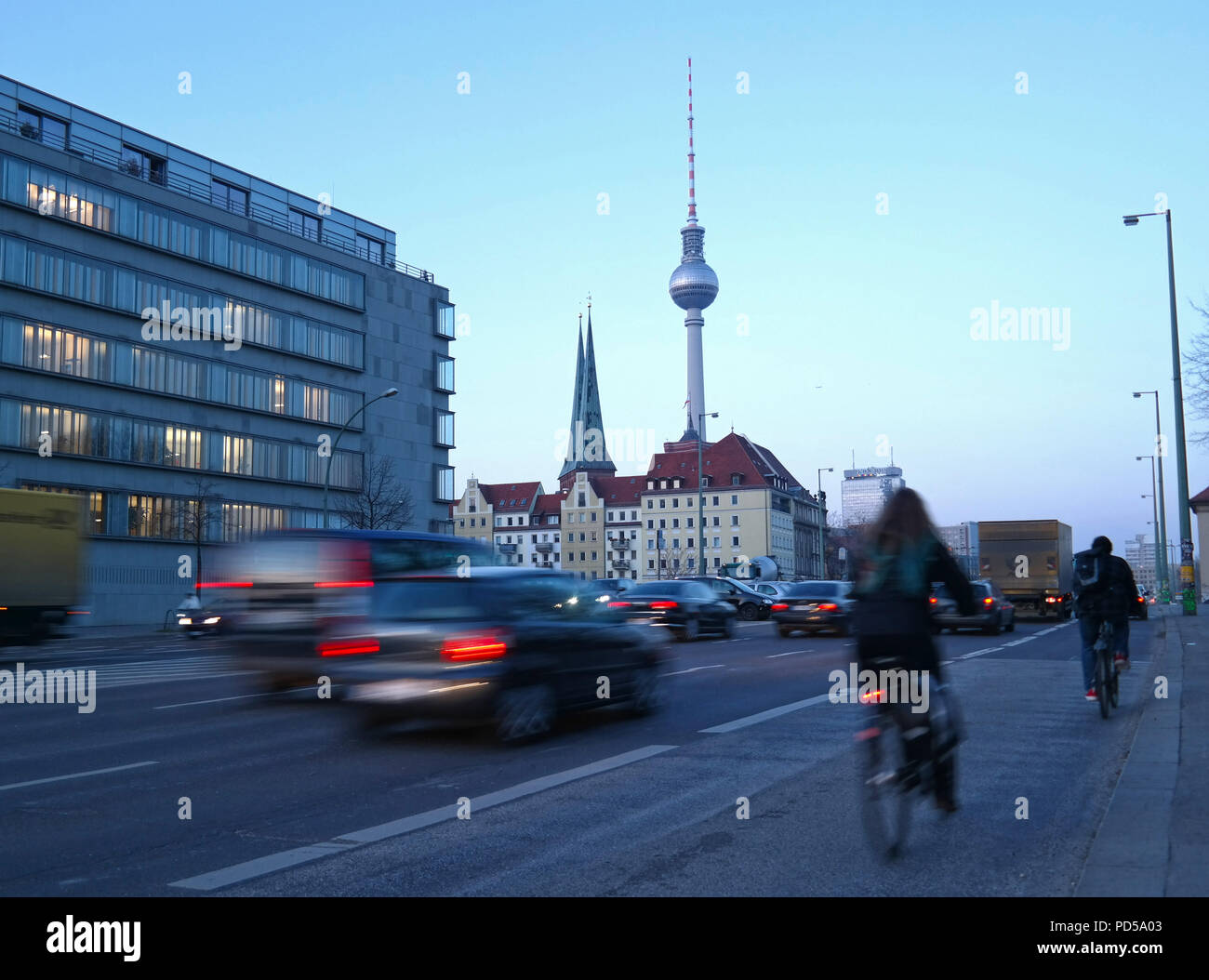 Berlin, circulation de la Leipziger Straße au crépuscule avec la tour de télévision, Allemagne, cyclistes et navetteurs dans le centre-ville Banque D'Images