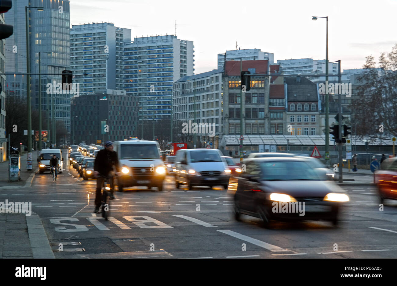 Trafic nocturne sur la Leipziger Straße, Berlin-Mitte, Allemagne Banque D'Images
